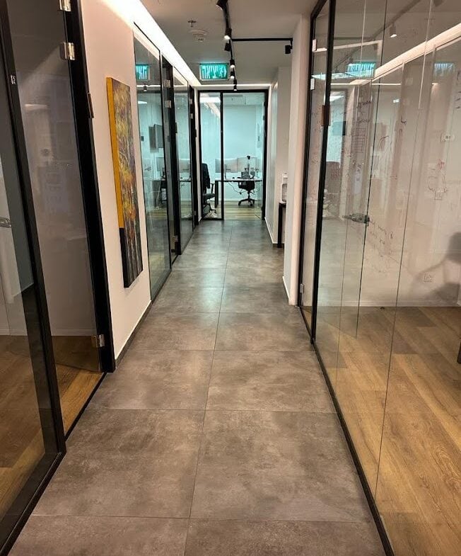 מסדרון וחלוקה לחדרי עבודה