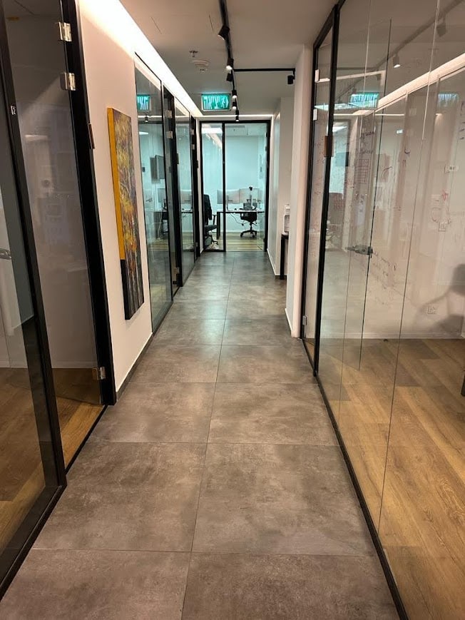 מסדרון וחלוקה לחדרי עבודה