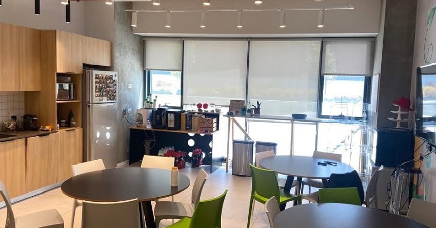 מטבחון עם מקומות ישיבה