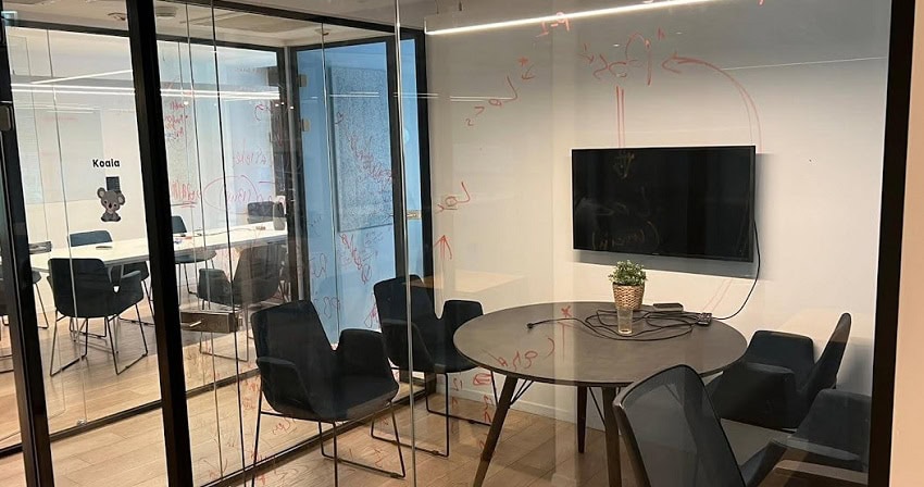 חדר ישיבות קטן