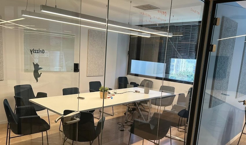 חדר ישיבות גדול