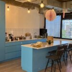 מטבח מאובזר עם מקומות אוכל