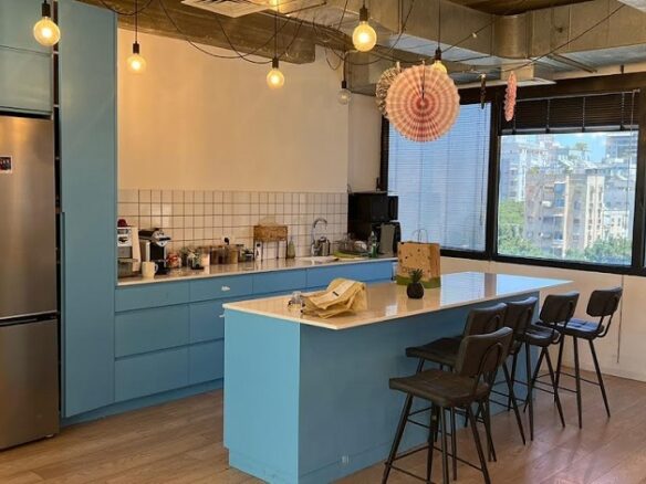 מטבח מאובזר עם מקומות אוכל