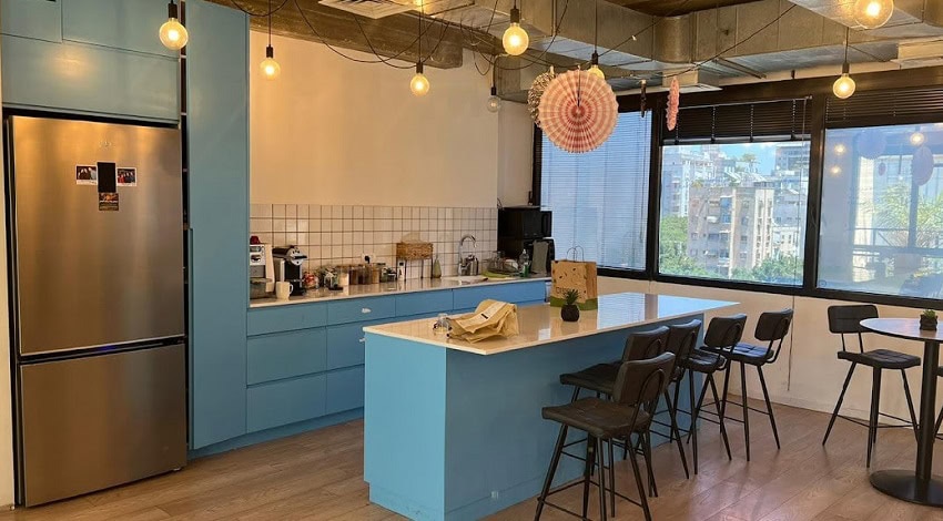 מטבח מאובזר עם מקומות אוכל