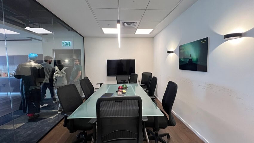חדר ישיבות במשרד יפה בקומה גבוה במידטאון