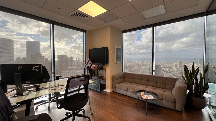 חדר עבודה במשרד יפה בקומה גבוה במידטאון