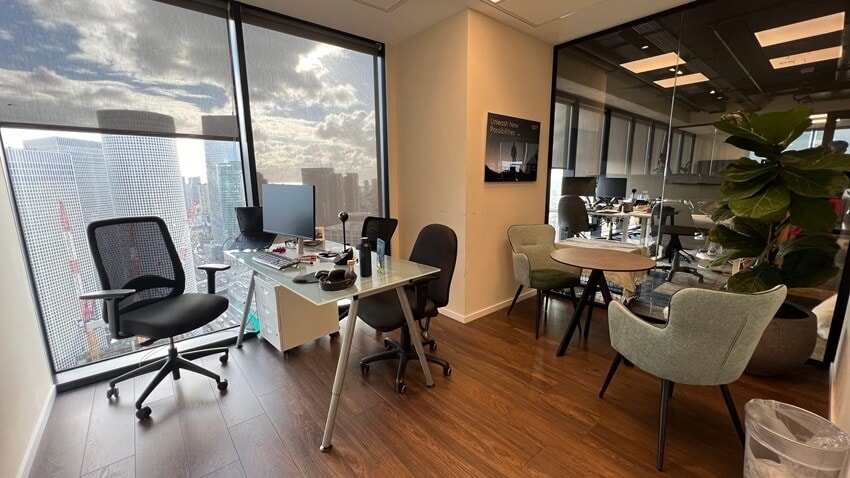 חדר עבודה שלישי במשרד יפה בקומה גבוה במידטאון