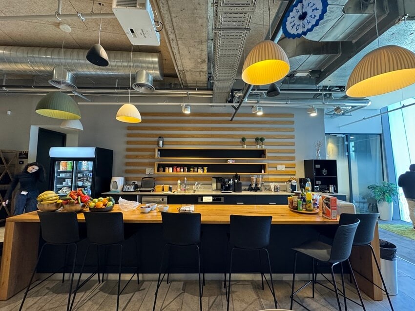 מטבחון במשרד פונקציונלי בקומה גבוה