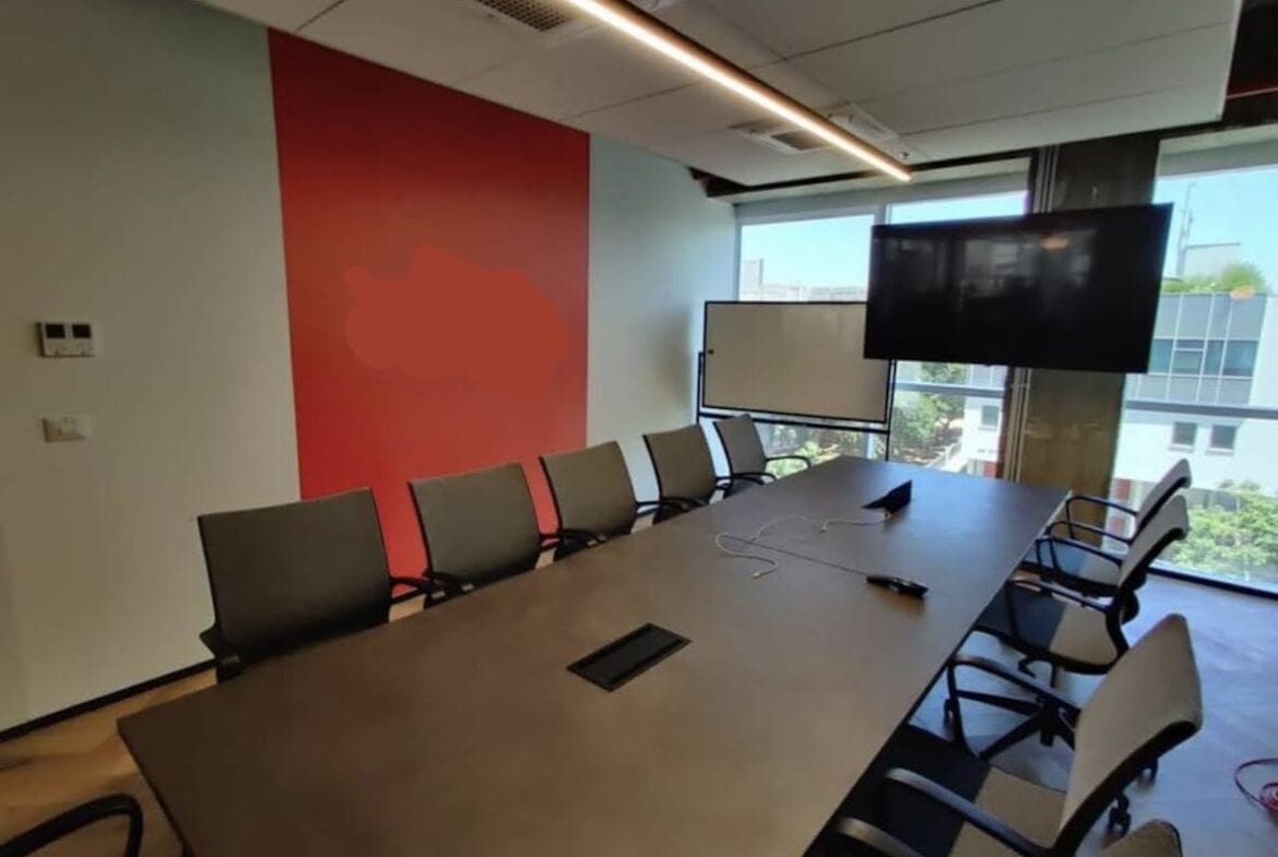 חדר ישיבות גדול