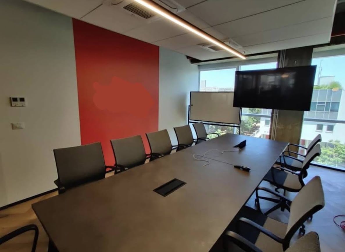 חדר ישיבות גדול