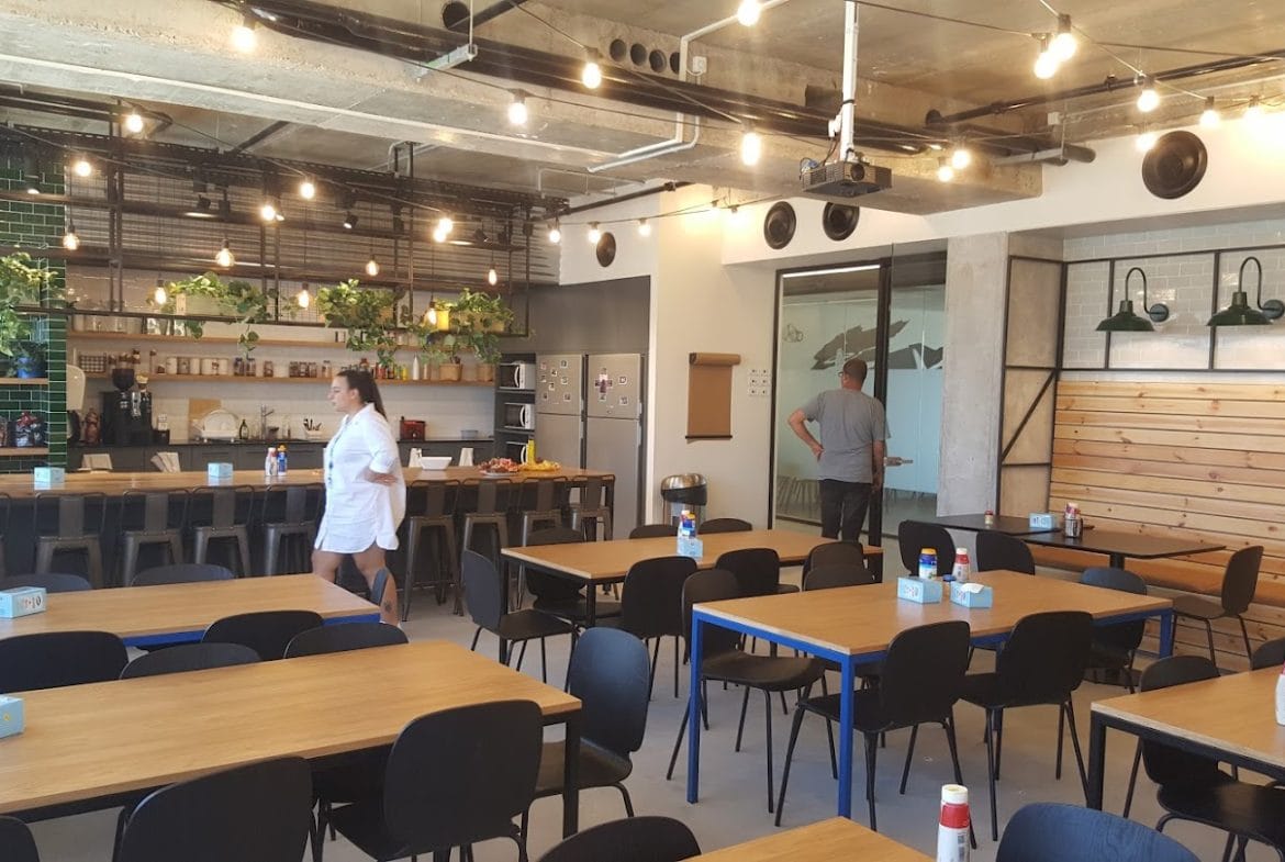 מטבח גדול עם מקומות אוכל