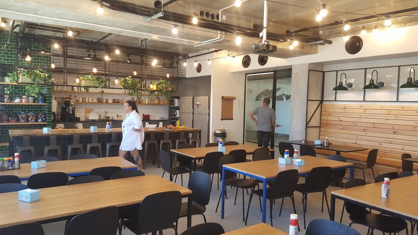 מטבח גדול עם מקומות אוכל