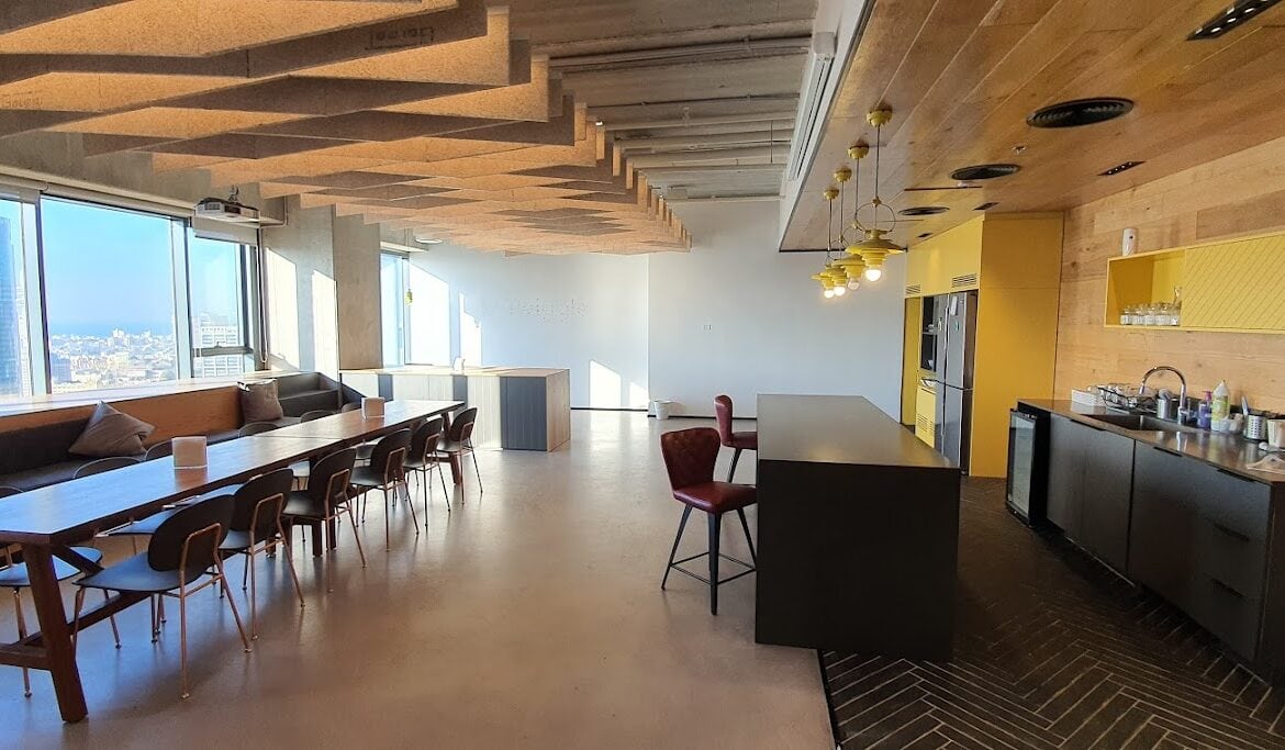 מטבח גדול ומאובזר עם מקומות אוכל