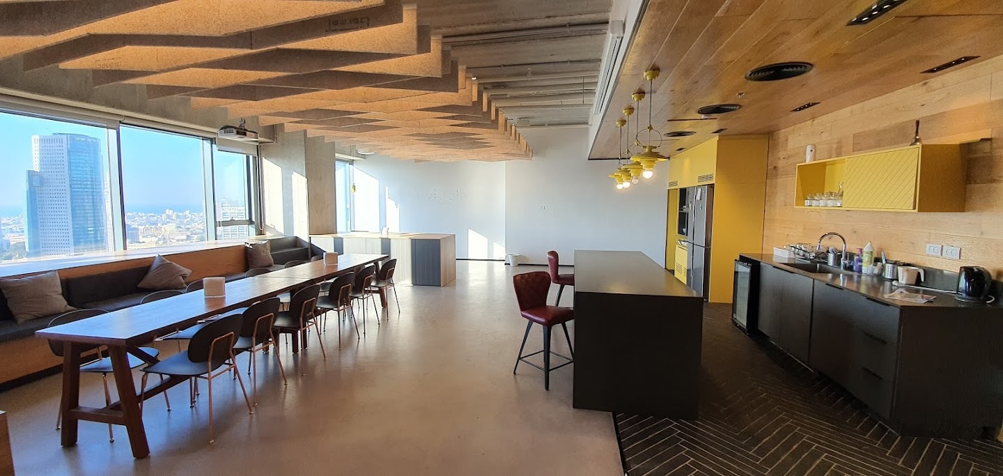 מטבח גדול ומאובזר עם מקומות אוכל