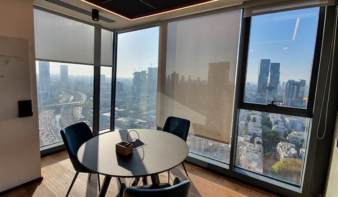 חדר ישיבות קטן