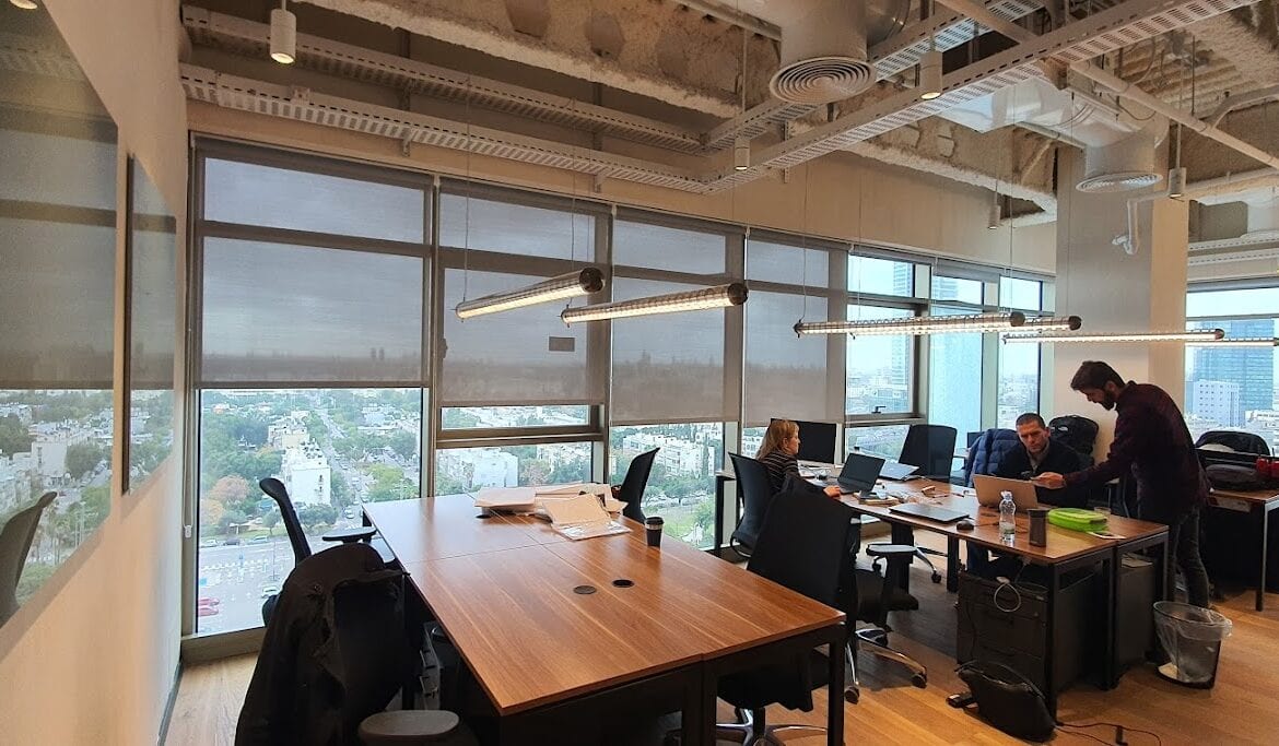 עמדות עבודה באחת מהיחידות