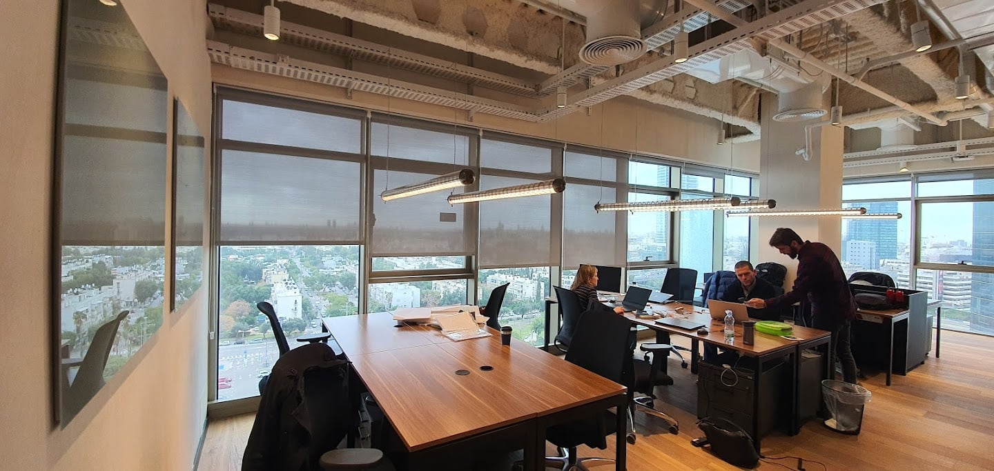 עמדות עבודה באחת מהיחידות