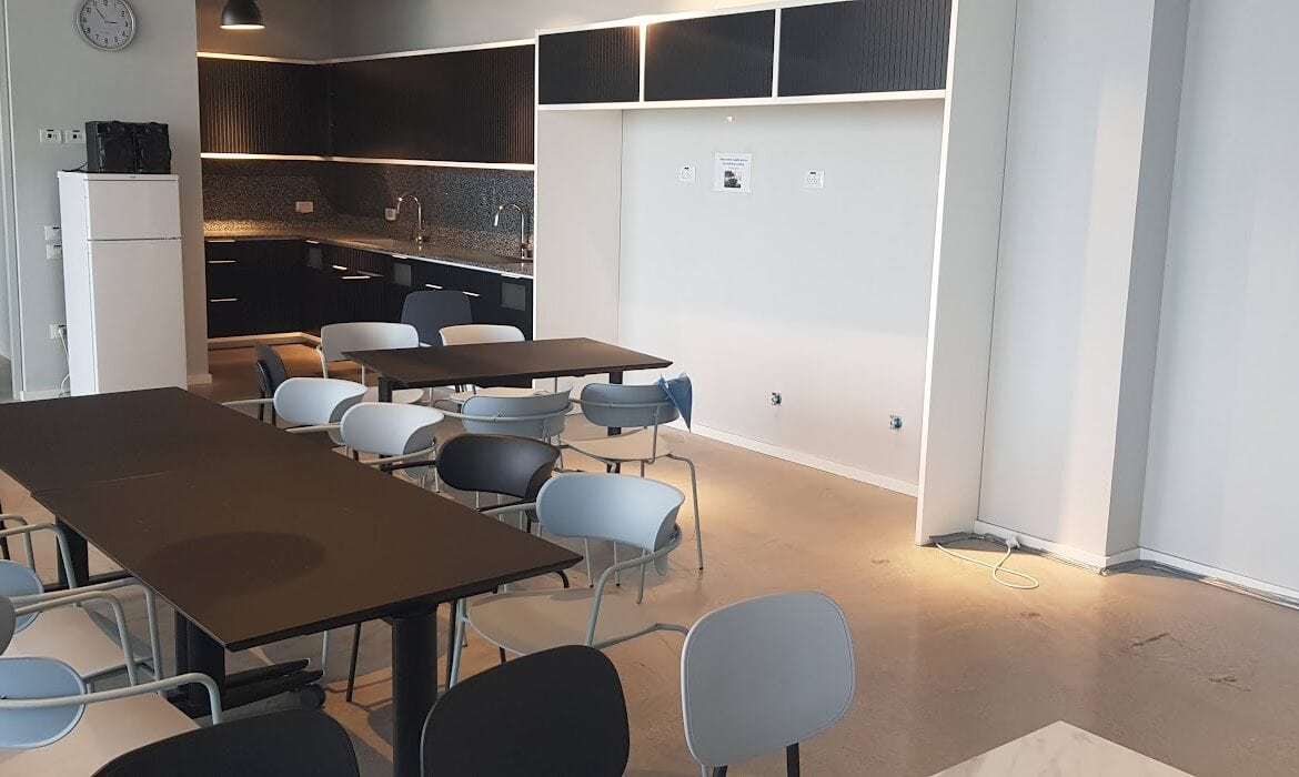 מטבחון נוסף עם מקומות אוכל