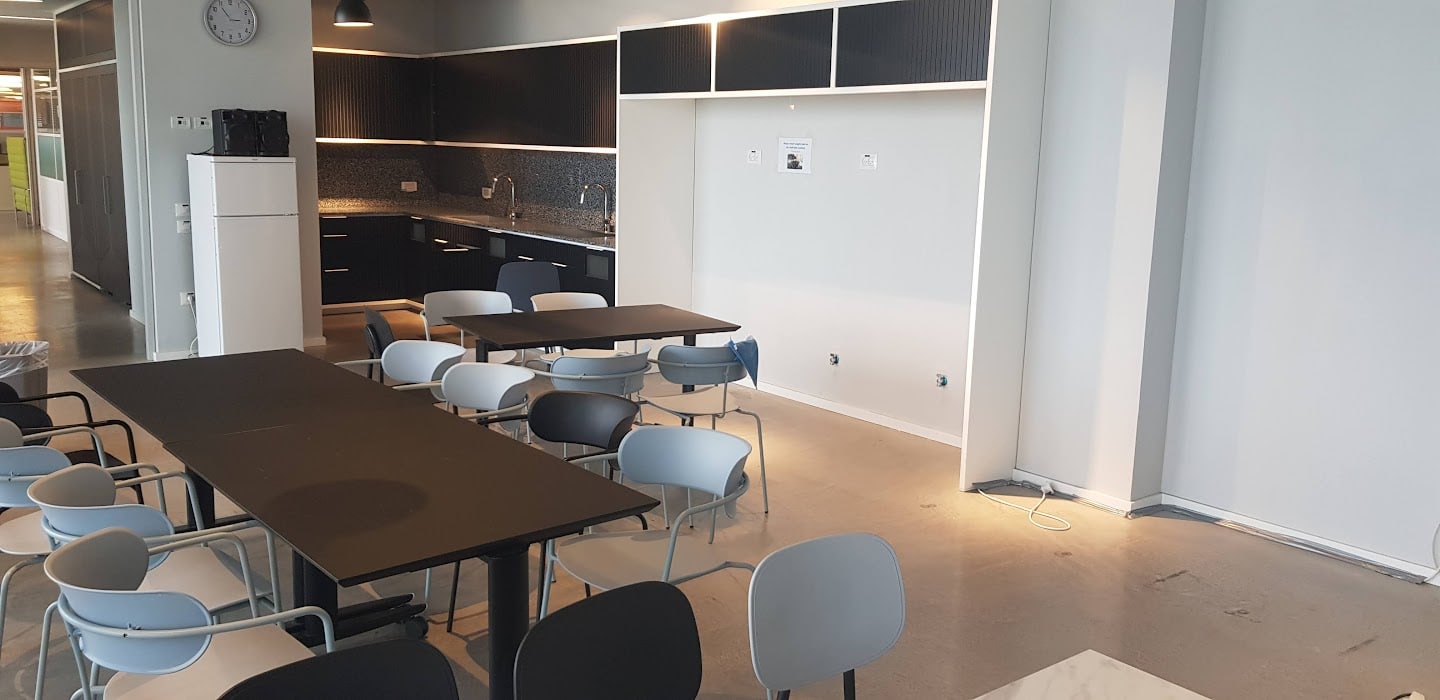 מטבחון נוסף עם מקומות אוכל