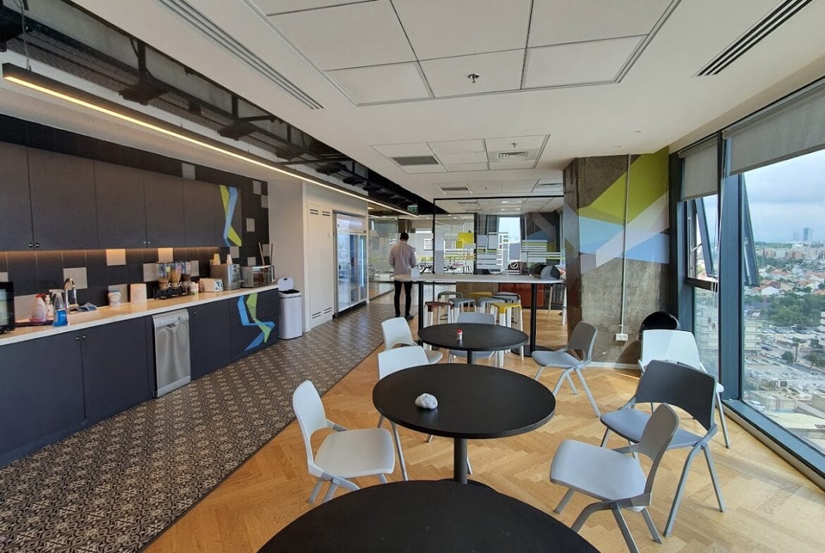 מטבח עם מקומות ישיבה