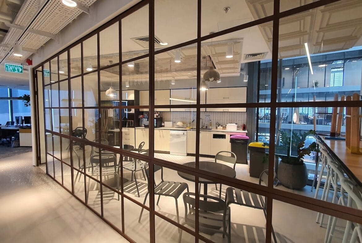 מטבח מופרד עם מקומות אוכל