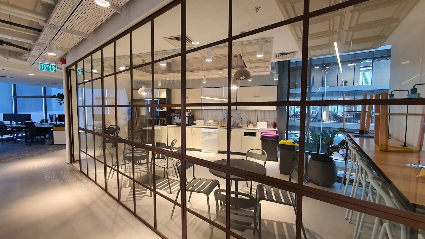 מטבח מופרד עם מקומות אוכל