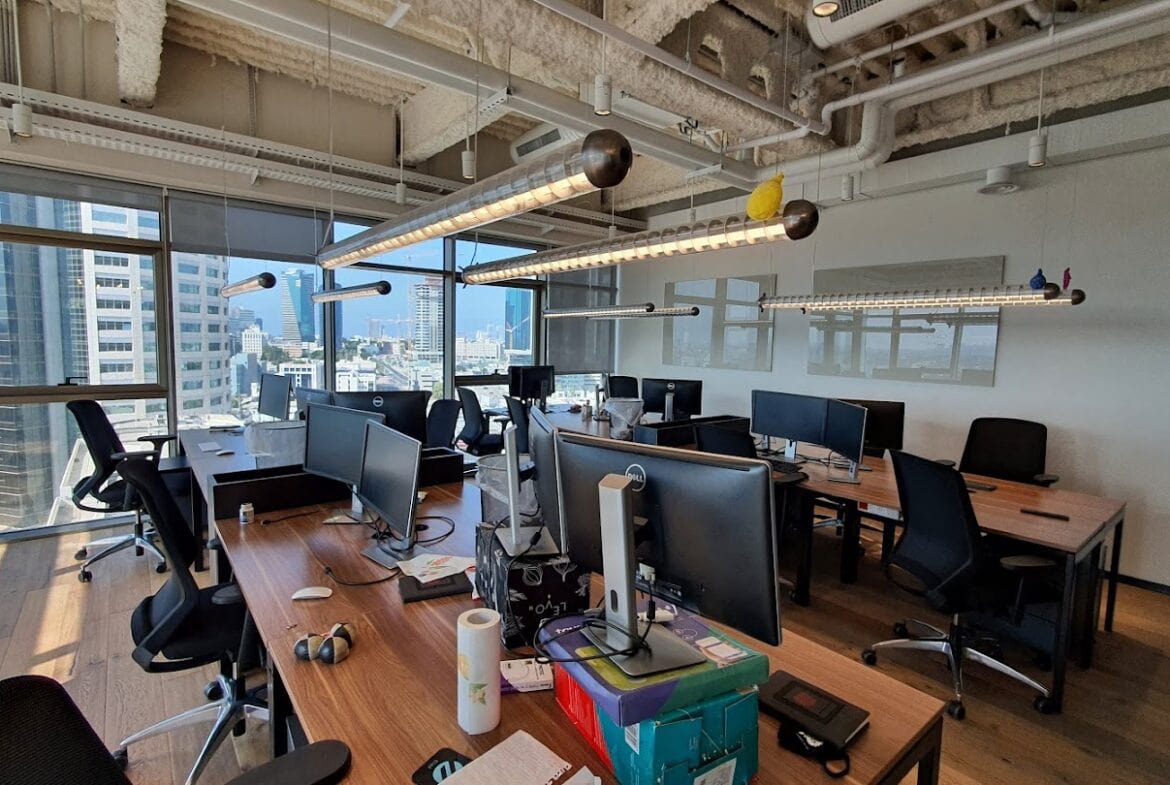 אופן ספייס עם עמדות עבודה