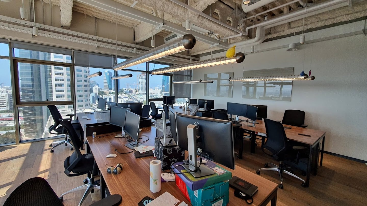 אופן ספייס עם עמדות עבודה