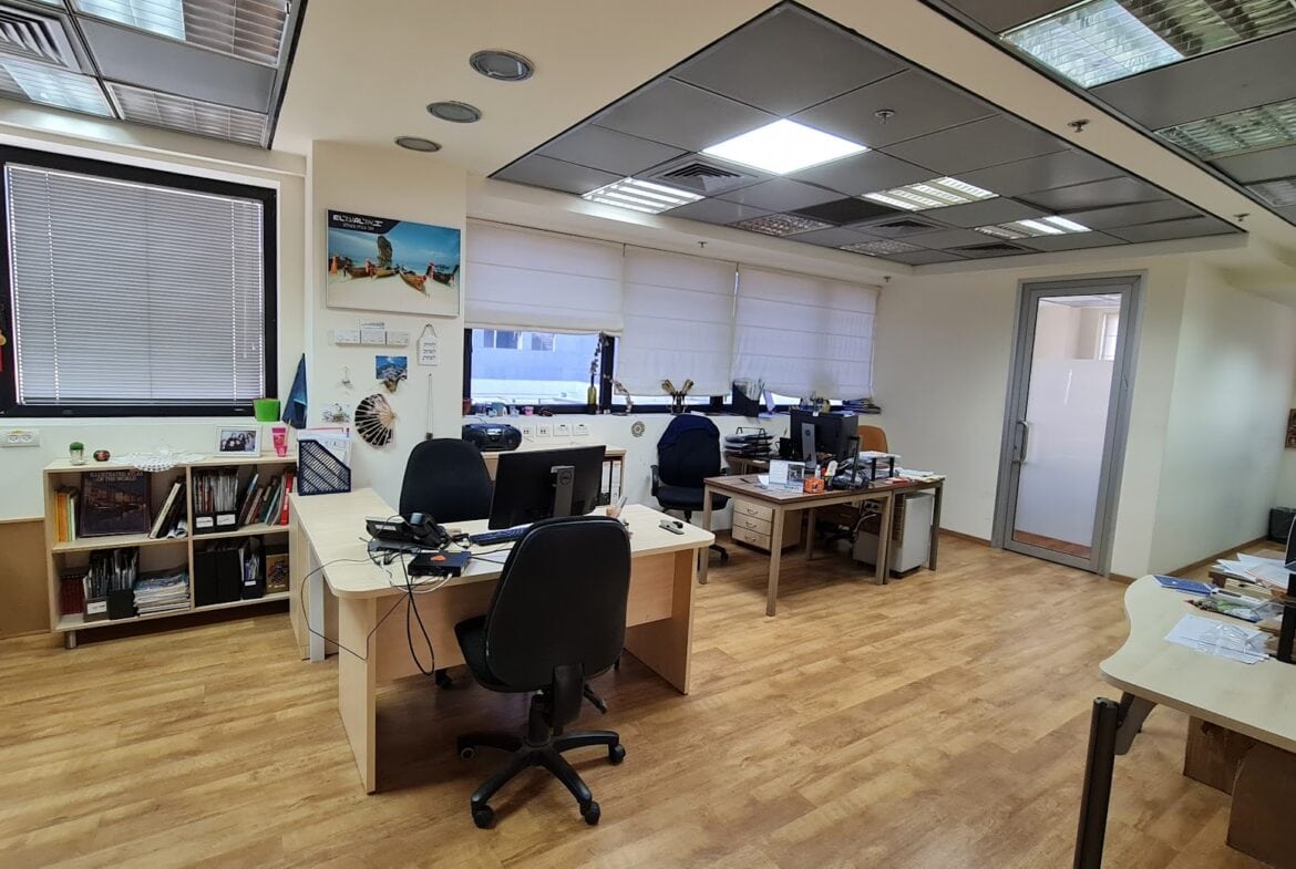 אזור עבודה גדול/ חדר צוות