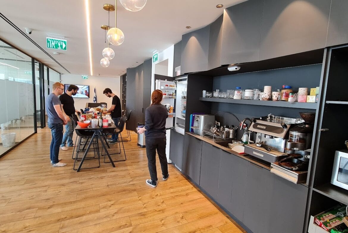 מטבח גדול עם מקומות אוכל