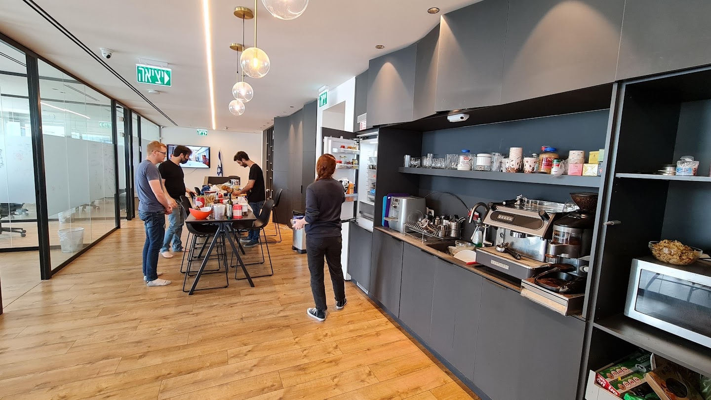 מטבח גדול עם מקומות אוכל