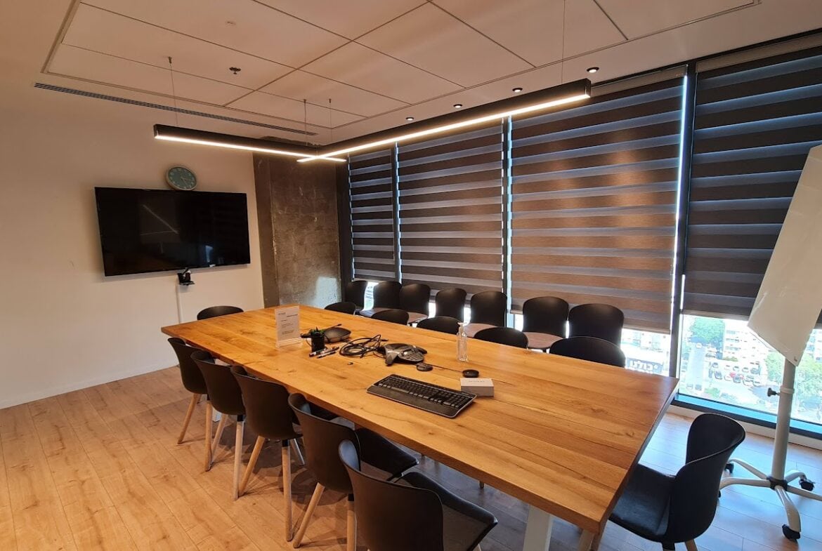 חדר ישיבות גדול