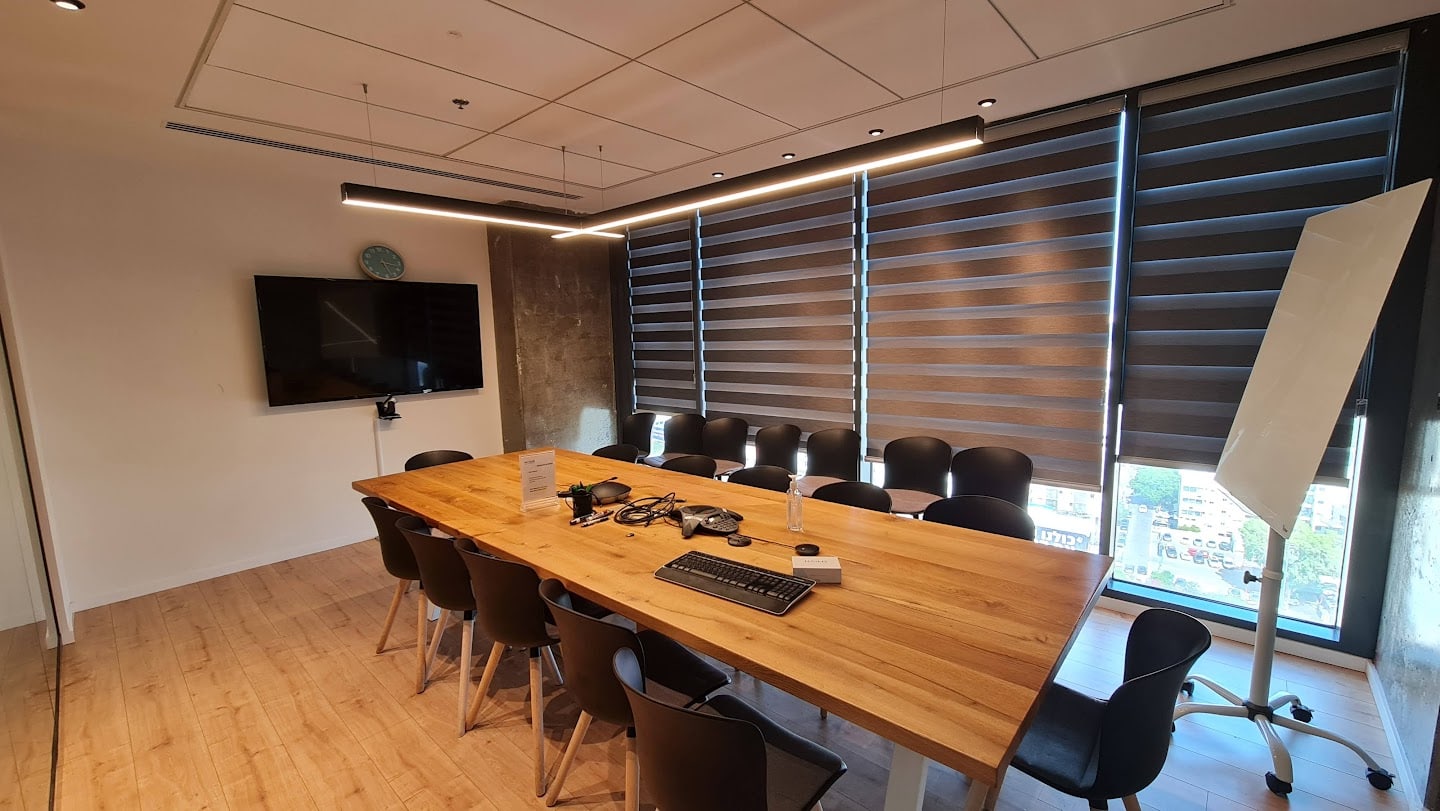 חדר ישיבות גדול