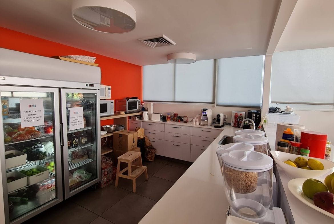 מטבח גדול במשרד