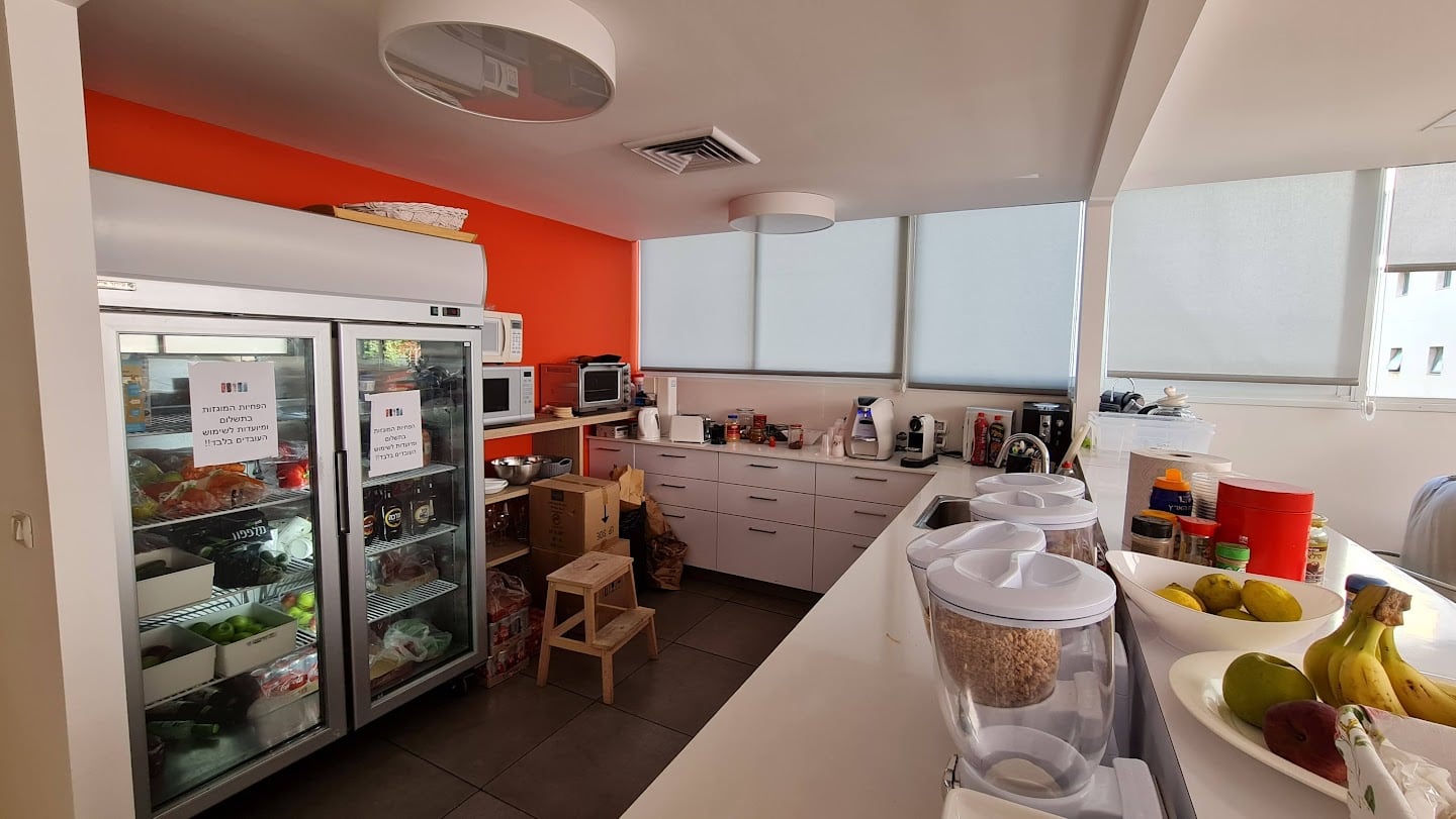 מטבח גדול במשרד