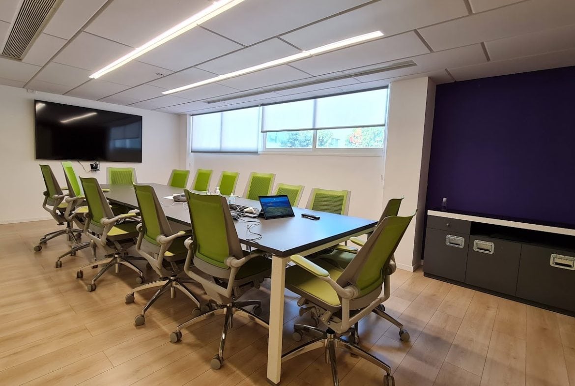 חדר ישיבות גדול