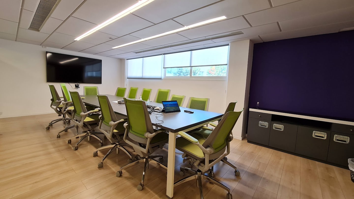 חדר ישיבות גדול