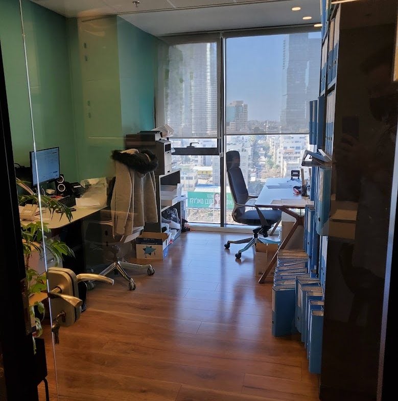 אחד מחדרי עבודה במשרד