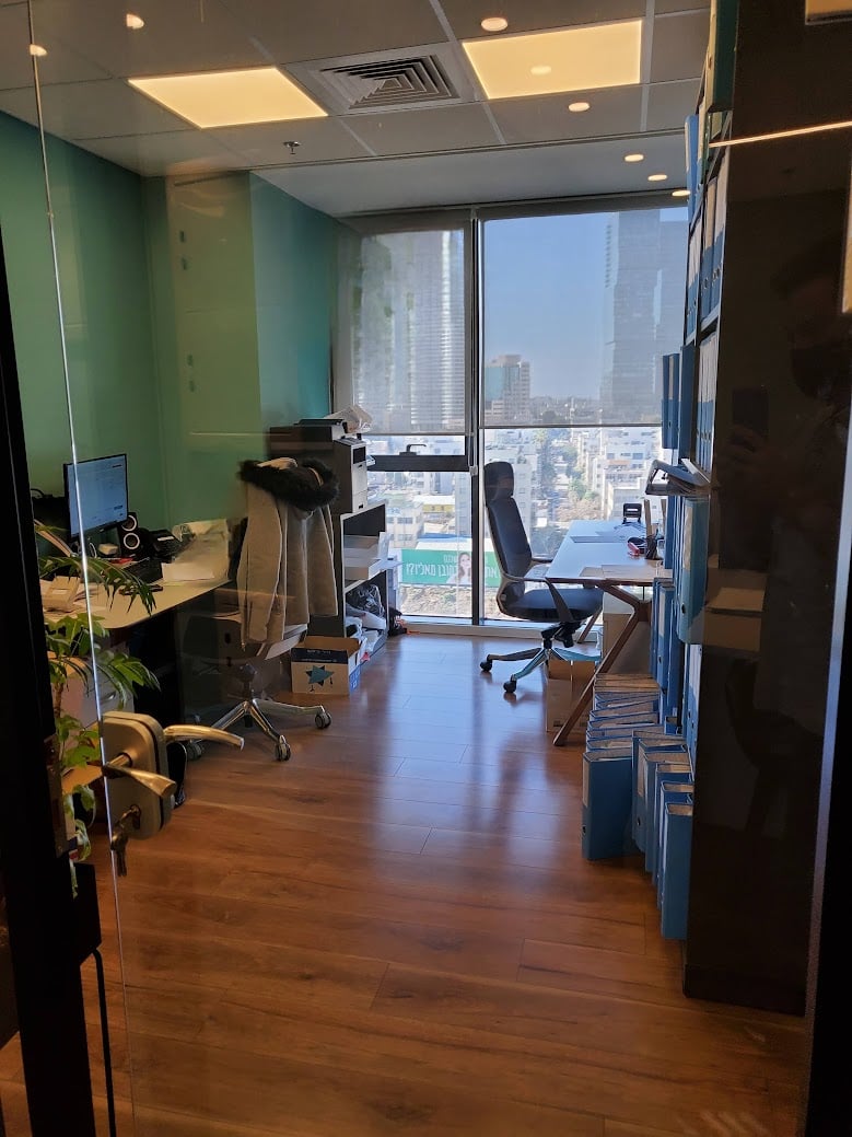 אחד מחדרי עבודה במשרד