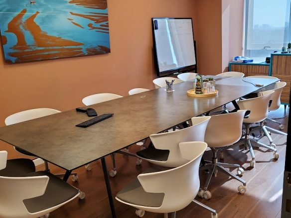 חדר ישיבות גדול