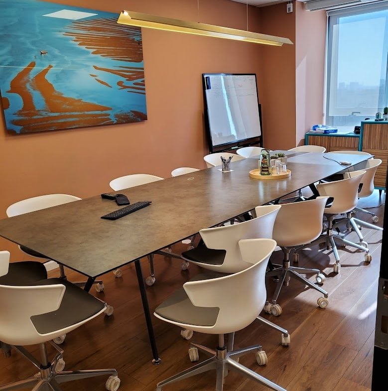 חדר ישיבות גדול