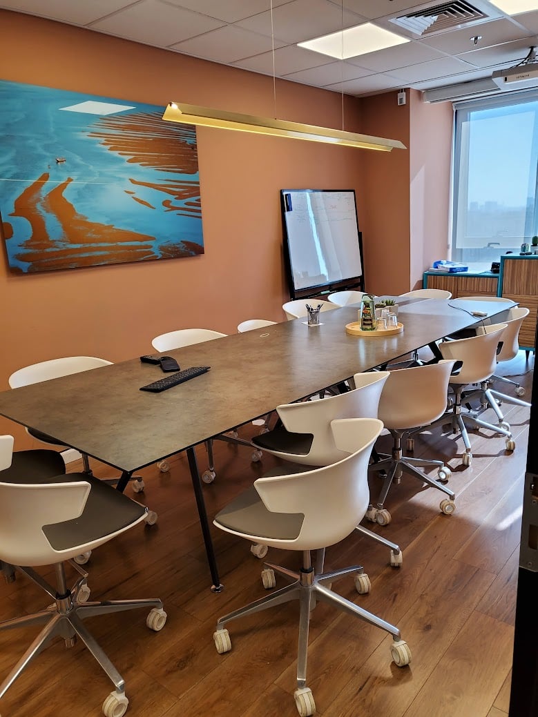 חדר ישיבות גדול