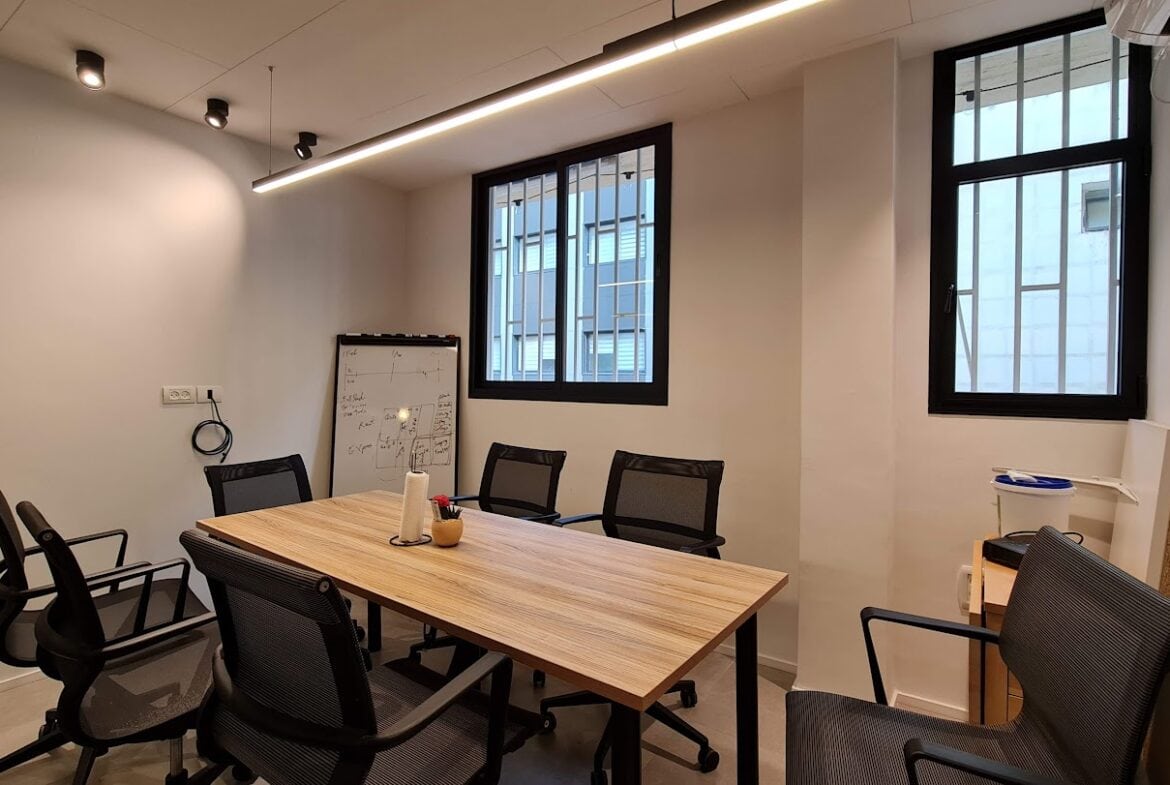 חדר ישיבות במשרד