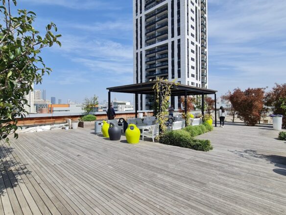 מרפסת גדולה פרטית