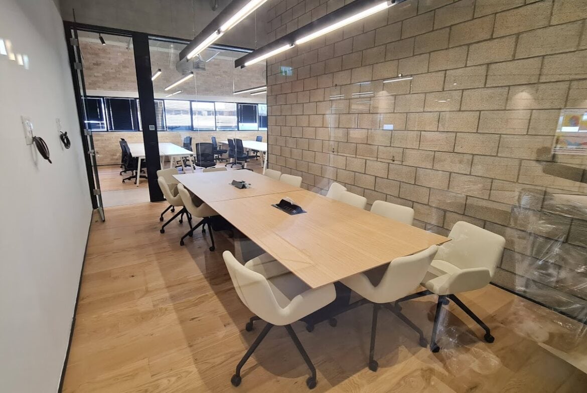 חדר ישיבות גדול