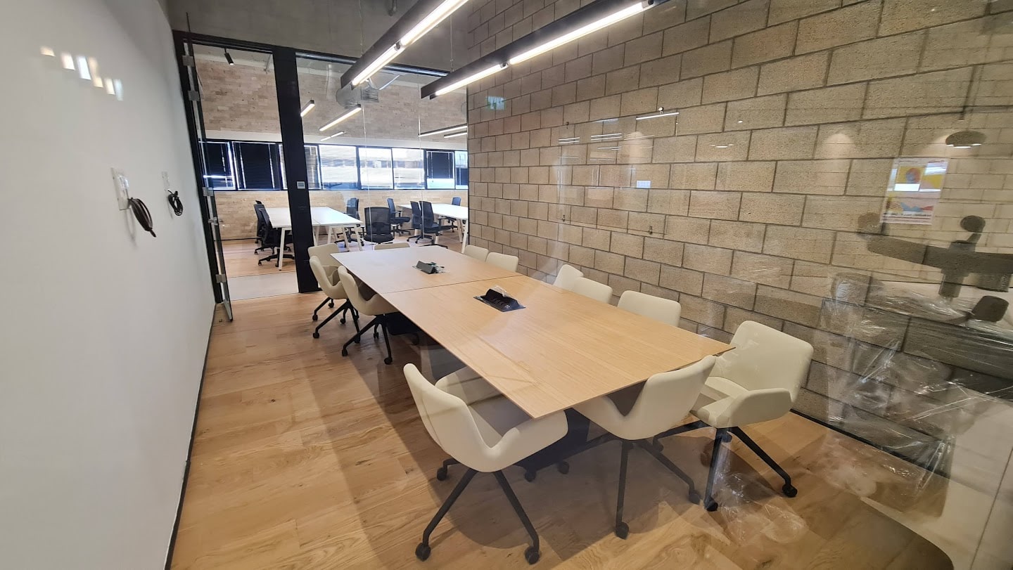 חדר ישיבות גדול