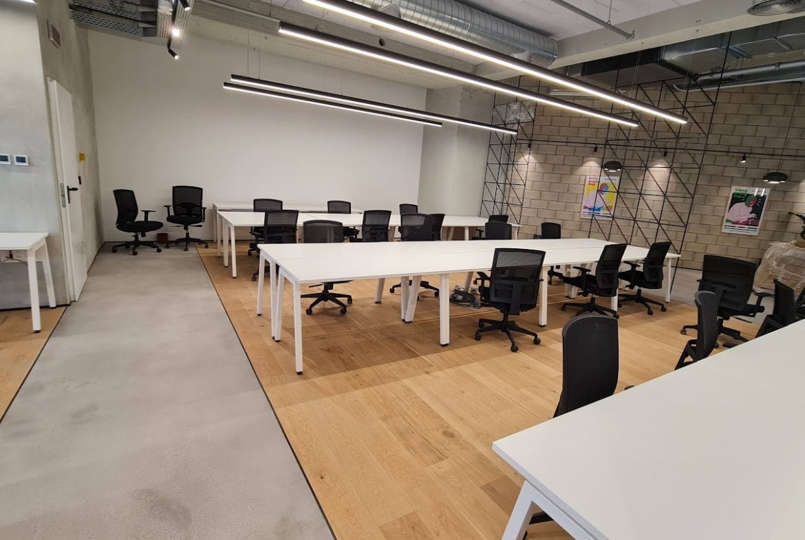 אופן ספייס עם עמדות עבודה