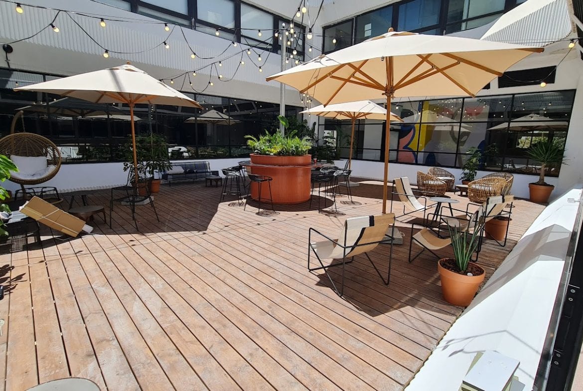 חצר פרטית מגניבה