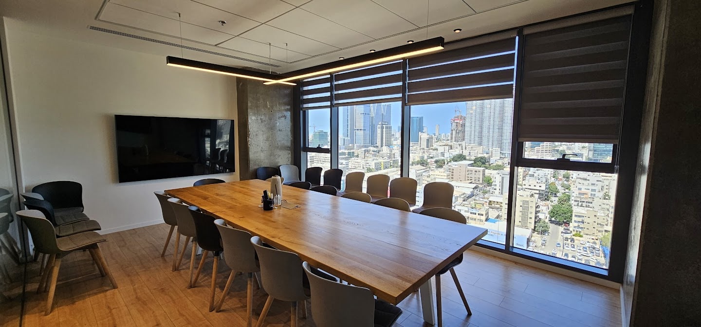 חדר ישיבות גדול