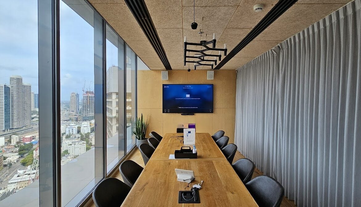 חדר ישיבות גדול